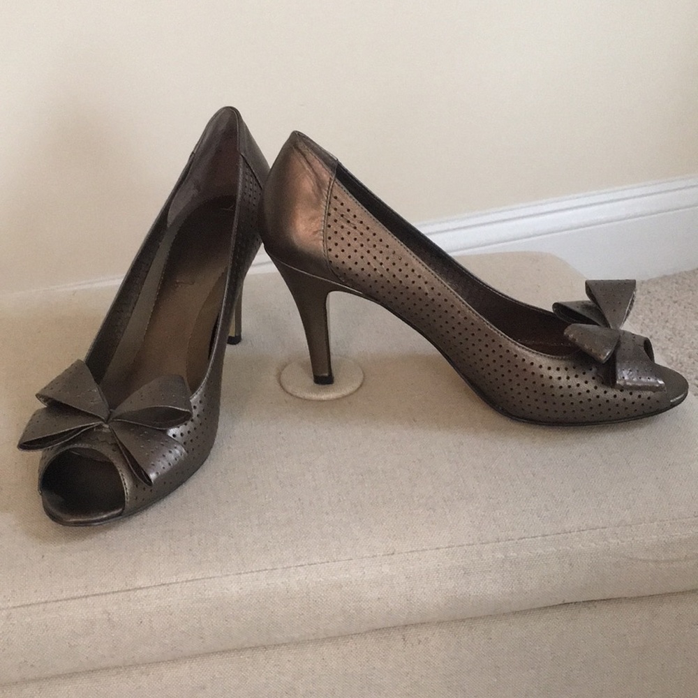 Bronze peep toe pump